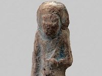 Aeg T 35  Aeg T 35, Vermutl. Theben, Ende 20. bis 25. Dynastie, Uschebti-Aufseher, Roter Ton, H 6,9 cm, B 2,0 cm, T 1,9 cm : Bestandskatalog Ägypten, Museumsfoto: Claus Cordes
